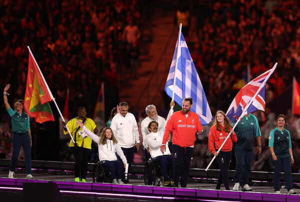 Παραολυμπιακοί Αγώνες: Σταματοπούλου και Τσαπατάκης μπαίνουν με την ελληνική σημαία στο Stade de France