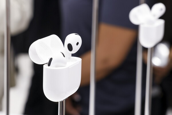 Τα νέα AirPods μειώνουν την ένταση για να συνομιλείτε με τους γύρω σας- Αλλά μήπως είναι αγένεια;