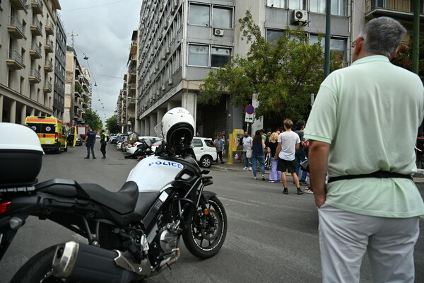 Φωτογραφίες από Αχαρνών: Άνδρας έχει σκαρφαλώσει στα κάγκελα και απειλεί να αυτοκτονήσει