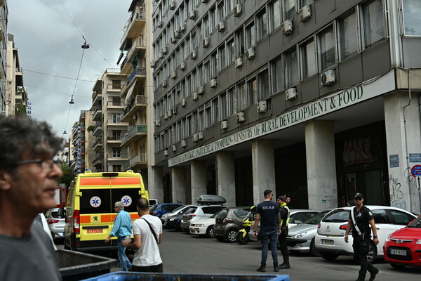 Φωτογραφίες από Αχαρνών: Άνδρας έχει σκαρφαλώσει στα κάγκελα και απειλεί να αυτοκτονήσει