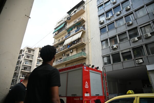 Φωτογραφίες από Αχαρνών: Άνδρας έχει σκαρφαλώσει στα κάγκελα και απειλεί να αυτοκτονήσει