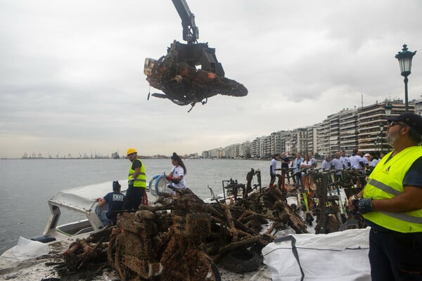 Έβγαλαν από τον Θερμαϊκό ηλεκτρικά πατίνια, ποδήλατα και ένα μηχανάκι