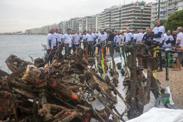 Έβγαλαν από τον Θερμαϊκό ηλεκτρικά πατίνια, ποδήλατα και ένα μηχανάκι