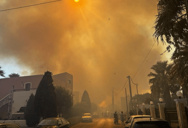 Χανιά: Μεγάλη φωτιά στον Πλατανιά - Μήνυμα του 112 για εκκένωση