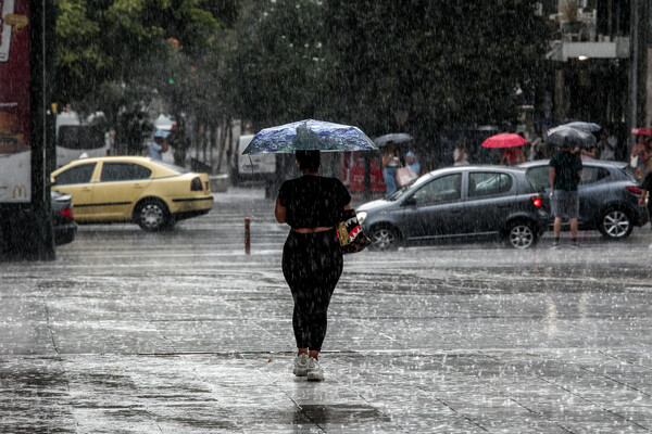 Καιρός: Συννεφιά, βροχές και καταιγίδες σήμερα - Πότε «υποχωρεί» η ΑΤΕΝΑ