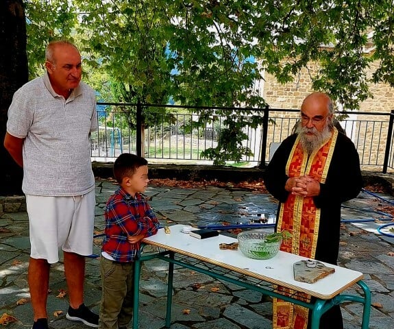 Αγιασμός με έναν μαθητή σε χωριό των Αγράφων