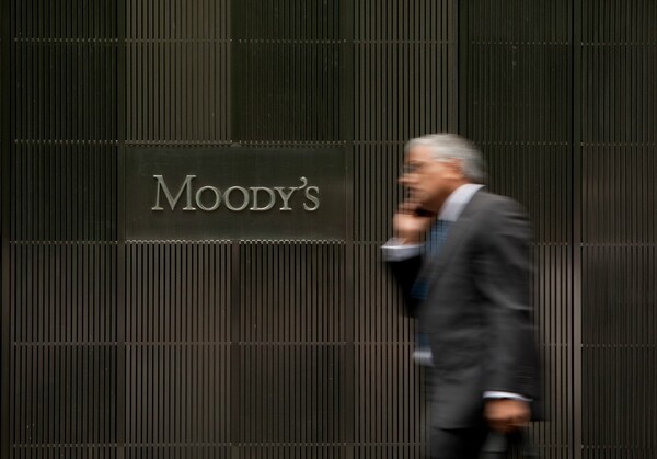 Η Moody's αναβάθμισε σε «θετικές» τις προοπτικές της ελληνικής οικονομίας