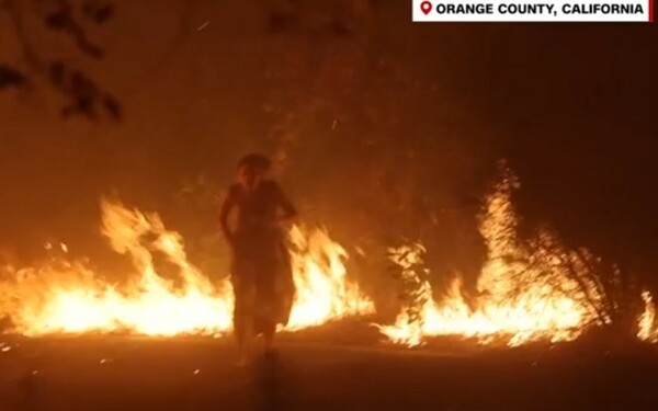 Καλιφόρνια: Γυναίκα «βγαίνει» από τη φωτιά και περπατώντας προς τους πυροσβέστες