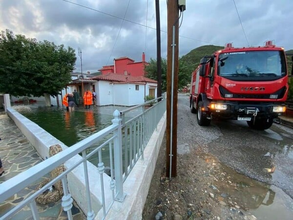 Κομοτηνή: Πλημμύρισαν οι δρόμοι στον Πολύανθο – Κάτοικοι εγκλωβίστηκαν στα σπίτια τους