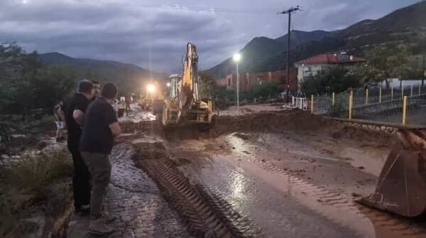 Κομοτηνή: Πλημμύρισαν οι δρόμοι στον Πολύανθο – Κάτοικοι εγκλωβίστηκαν στα σπίτια τους