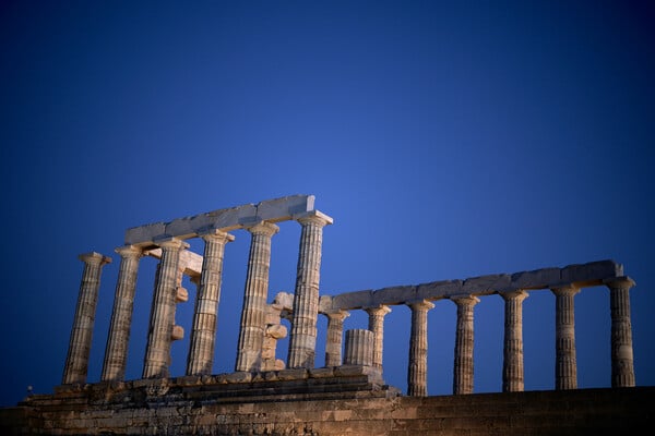 Ο νέος φωτισμός στον ναό του Ποσειδώνα στο Σούνιο από την Ελευθερία Ντεκώ