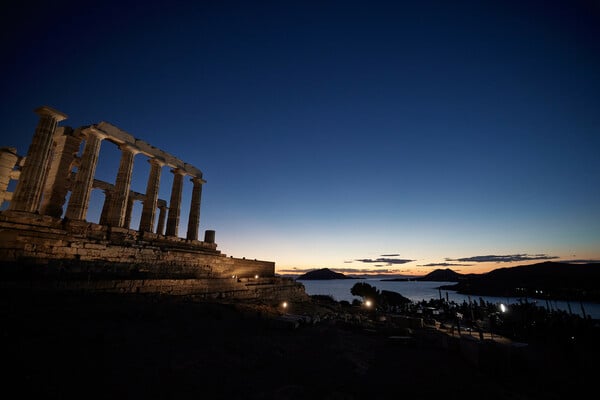 Ο νέος φωτισμός στον ναό του Ποσειδώνα στο Σούνιο από την Ελευθερία Ντεκώ