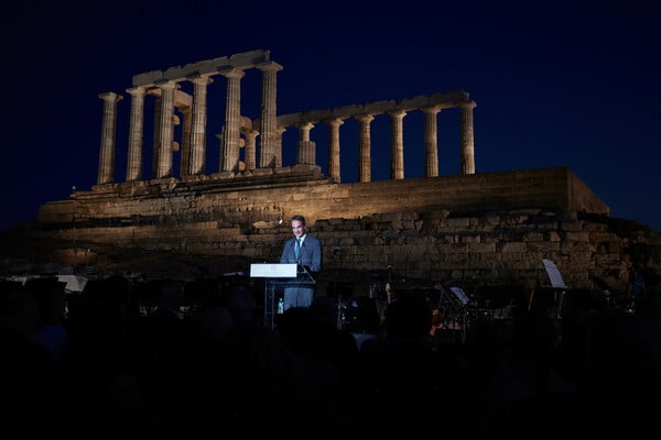 Ο νέος φωτισμός στον ναό του Ποσειδώνα στο Σούνιο από την Ελευθερία Ντεκώ