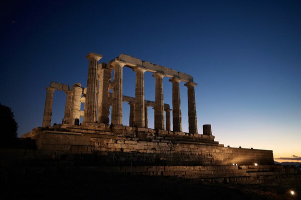 Ο νέος φωτισμός στον ναό του Ποσειδώνα στο Σούνιο από την Ελευθερία Ντεκώ