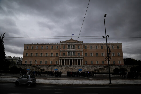 Διπλάσιες στερήσεις από τον μέσο όρο της ΕΕ δηλώνουν πως υφίστανται οι Έλληνες