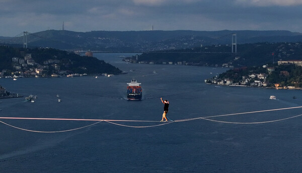 Από την Ευρώπη στην Ασία - 32χρονος ακροβατούσε σε σχοινί πάνω από το Βόσπορο