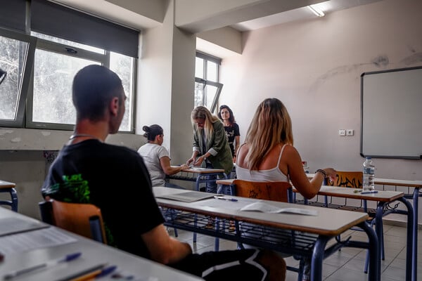 Αποβολή μαθητή για κινητό στην τάξη: Άκουγε μουσική πριν το μάθημα, λέει ο πατέρας του