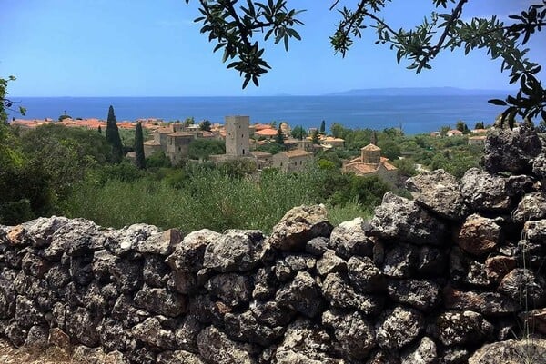 «Στη Δυτική Μάνη με έφερε η επιθυμία να ζήσω στο χωριό και να ζωγραφίζω όλη μέρα»