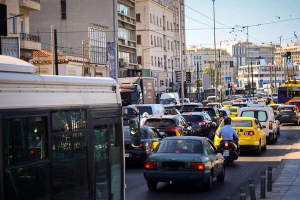 Live η κίνηση στους δρόμους: Στο «κόκκινο» Κηφισός και κέντρο της Αθήνας