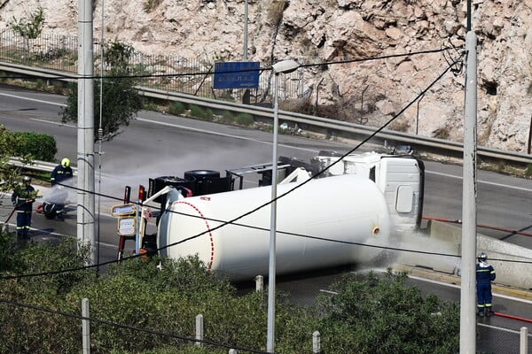 Ανατροπή βυτιοφόρου στη Λεωφόρο Σχιστού - Διακόπηκε η κυκλοφορία