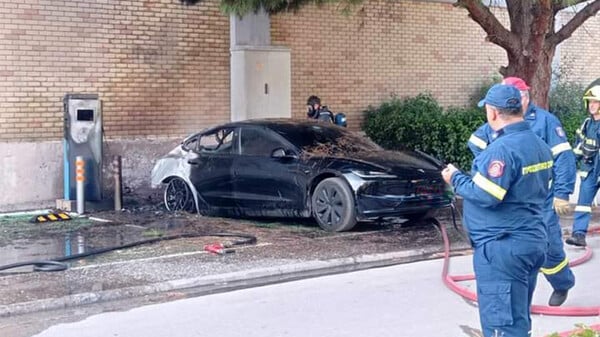 Αγία Παρασκευή: Tesla πήρε φωτιά ενώ φόρτιζε σε σούπερ μάρκετ