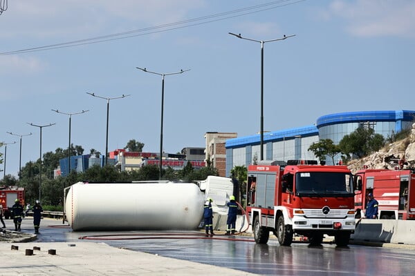 Ανατροπή βυτιοφόρου στη Λεωφόρο Σχιστού - Διακόπηκε η κυκλοφορία