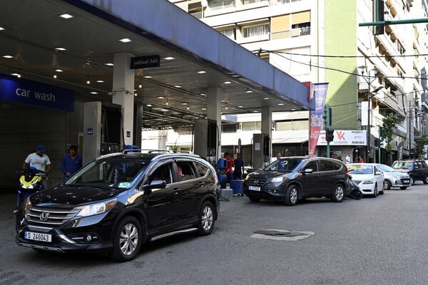 Εγκαταλείπουν τα σπίτια τους στον Λίβανο: Εικόνες χιλιάδων ανθρώπων στους δρόμους