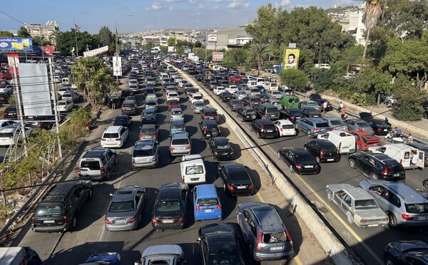 Εγκαταλείπουν τα σπίτια τους στον Λίβανο: Εικόνες χιλιάδων ανθρώπων στους δρόμους