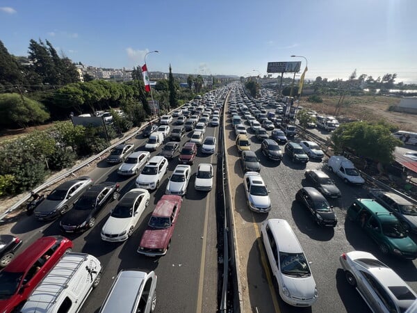 Εγκαταλείπουν τα σπίτια τους στον Λίβανο: Εικόνες χιλιάδων ανθρώπων στους δρόμους