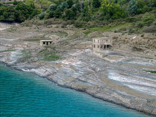 Στερεύει ο Μόρνος - Αναδύεται από τον βυθό το «θαμμένο» χωριό Κάλλιο