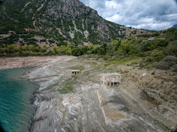 Στερεύει ο Μόρνος - Αναδύεται από τον βυθό το «θαμμένο» χωριό Κάλλιο