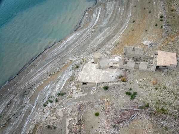 Στερεύει ο Μόρνος - Αναδύεται από τον βυθό το «θαμμένο» χωριό Κάλλιο