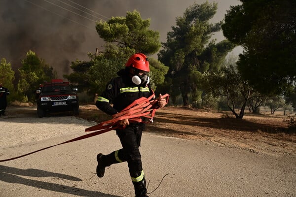 Ξυλόκαστρο: Μαίνεται η μεγάλη φωτιά στα Ροζενά – Ήχησε το 112