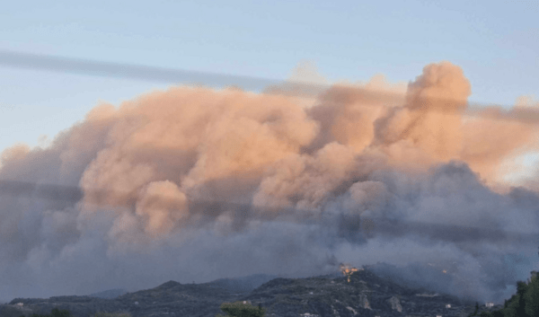 Ανεξέλεγκτη η φωτιά στο Ξυλόκαστρο- Κάηκε πυροσβεστικό όχημα, έκτακτη σύσκεψη Κικίλια