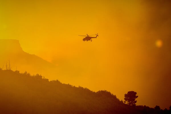 Φωτιά στο Ξυλόκαστρο: Νύχτα αγωνίας στην Κορινθία – Ξεπερνά τα 10χλμ το πύρινο μέτωπο