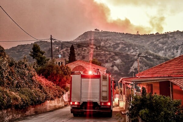 Ανεξέλεγκτη η φωτιά στο Ξυλόκαστρο - Μάχη με τις αναζοπυρώσεις