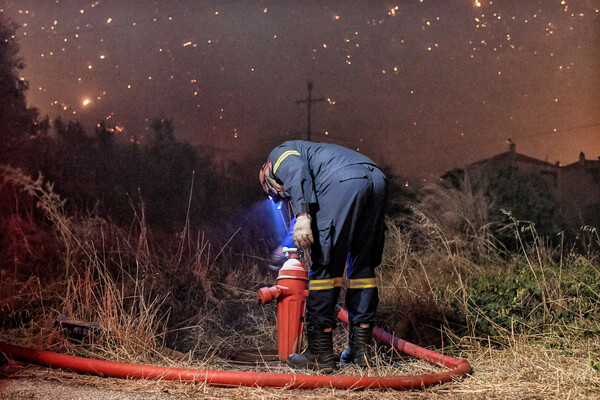 Φωτιά στο Ξυλόκαστρο: Συνεχίζονται οι προσπάθειες κατάσβεσης - Τραυματίστηκαν δύο πυροσβέστες 