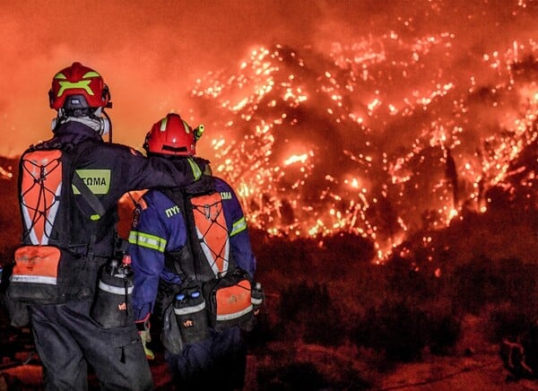 Φωτιά στο Ξυλόκαστρο: Κλειστά θα παραμείνουν και αύριο όλα τα σχολεία - Έφτασαν στην Αθήνα οι καπνοί