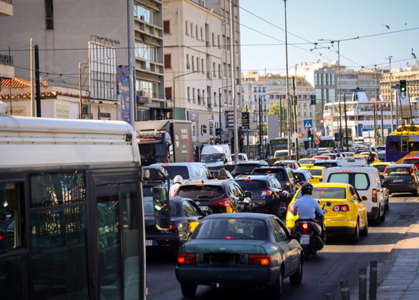 Η κίνηση στους δρόμους: Μεγάλο μποτιλιάρισμα σε Κηφισό, καθυστερήσεις στο κέντρο της Αθήνας