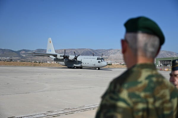 Στην Ελλάδα το C 130 με τους επαναπατρισθέντες από την Βηρυτό- Εικόνες μέσα από το αεροσκάφος