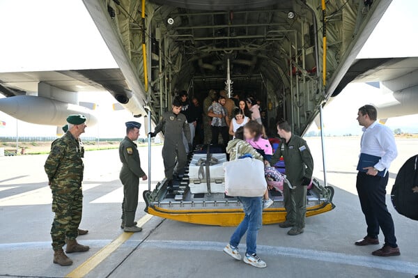 Στην Ελλάδα το C 130 με τους επαναπατρισθέντες από την Βηρυτό- Εικόνες μέσα από το αεροσκάφος