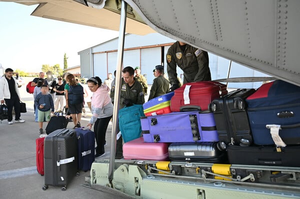 Στην Ελλάδα το C 130 με τους επαναπατρισθέντες από την Βηρυτό- Εικόνες μέσα από το αεροσκάφος