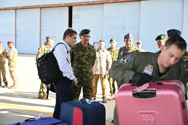 Στην Ελλάδα το C 130 με τους επαναπατρισθέντες από την Βηρυτό- Εικόνες μέσα από το αεροσκάφος