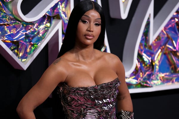 Cardi B: Η οργισμένη απάντηση στα σχόλια περί πλαστικής μετά την τρίτη εγκυμοσύνη