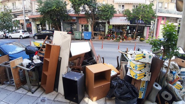 Θεσσαλονίκη: Άδειασαν βιοτεχνία και πέταξαν τα πάντα στο πεζοδρόμιο