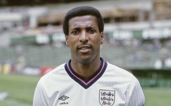 Viv Anderson: Το ιστορικό ντεμπούτο του πρώτου μαύρου παίκτη της Αγγλίας και η ανεξίτηλη μάχη του με τον ρατσισμό