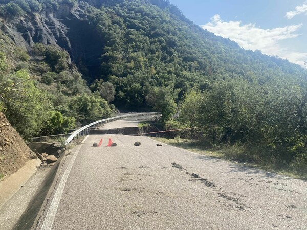 Αιτωλοκαρνανία: Αντιδράσεις για τη γέφυρα που έπεσε στον Βάλτο- «Ήξεραν το πρόβλημα και δεν καθάρισαν το ρέμα»