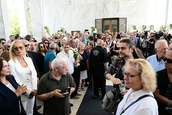 Αυτή την ώρα το τελευταίο αντίο στον Μίμη Πλέσσα