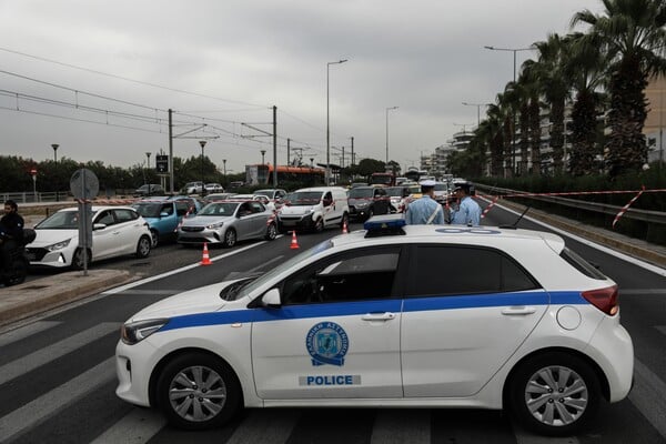 Διακοπή κυκλοφορίας στην περιφερειακή Αιγάλεω, λόγω ανατροπής φορτηγού