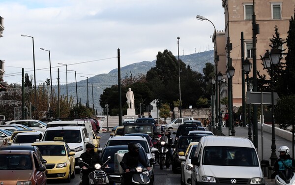 Κίνηση στους δρόμους: Μποτιλιάρισμα σε κεντρικά σημεία - Μεγάλες καθυστερήσεις στην Αττική Οδό